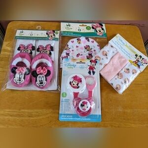 New Disney baby Minnie Mouse gift set slippers socks pacifier & holder, T7MIS